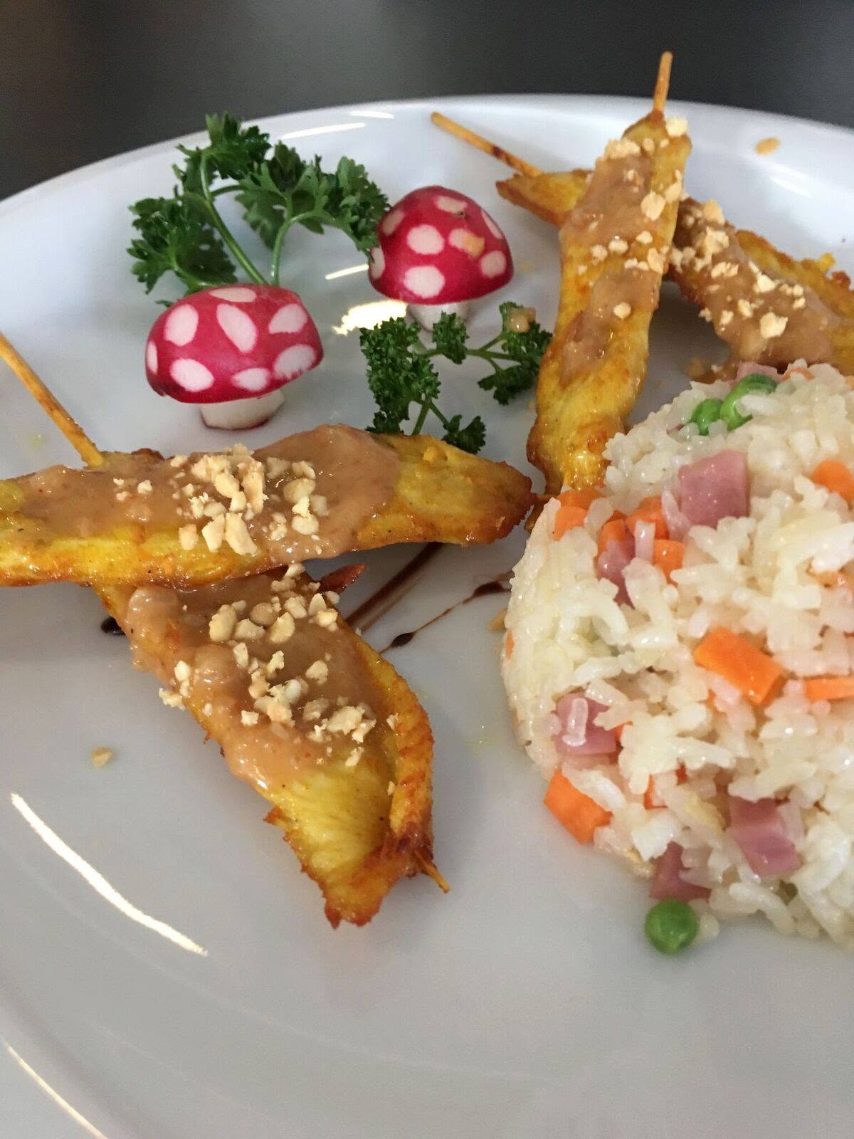 Brochettes satay et riz cantonais